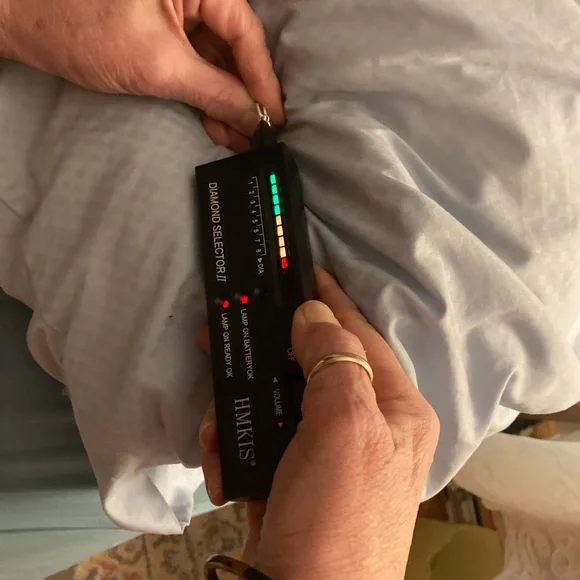 Beautiful vintage 925 silver diamond accent Huggies hoop earrings - Picture 6 of 6